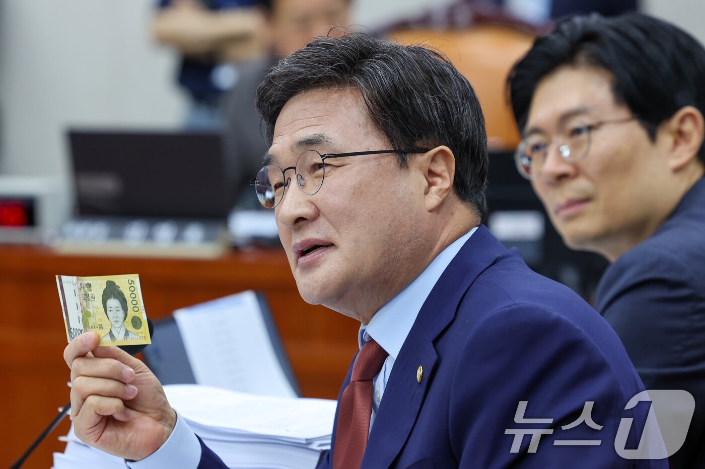 본문 이미지 - 김대식 국민의힘 의원이 16일 오전 서울 여의도 국회 교육위원회에서 열린 이진숙 사회부총리 겸 교육부 장관 후보자 인사청문회에서 질의 중 신사임당 도안이 새겨진 5만원권 지폐를 든채 질의하고 있다. 2025.7.16/뉴스1 ⓒ News1 안은나 기자
