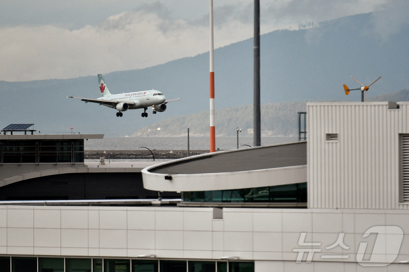 (리치몬드 로이터=뉴스1) 김경민 기자 = 캐나다 밴쿠버 국제공항에 에어 캐나다 비행기가 착륙하고 있다. 2020.1.24ⓒ 로이터=뉴스1