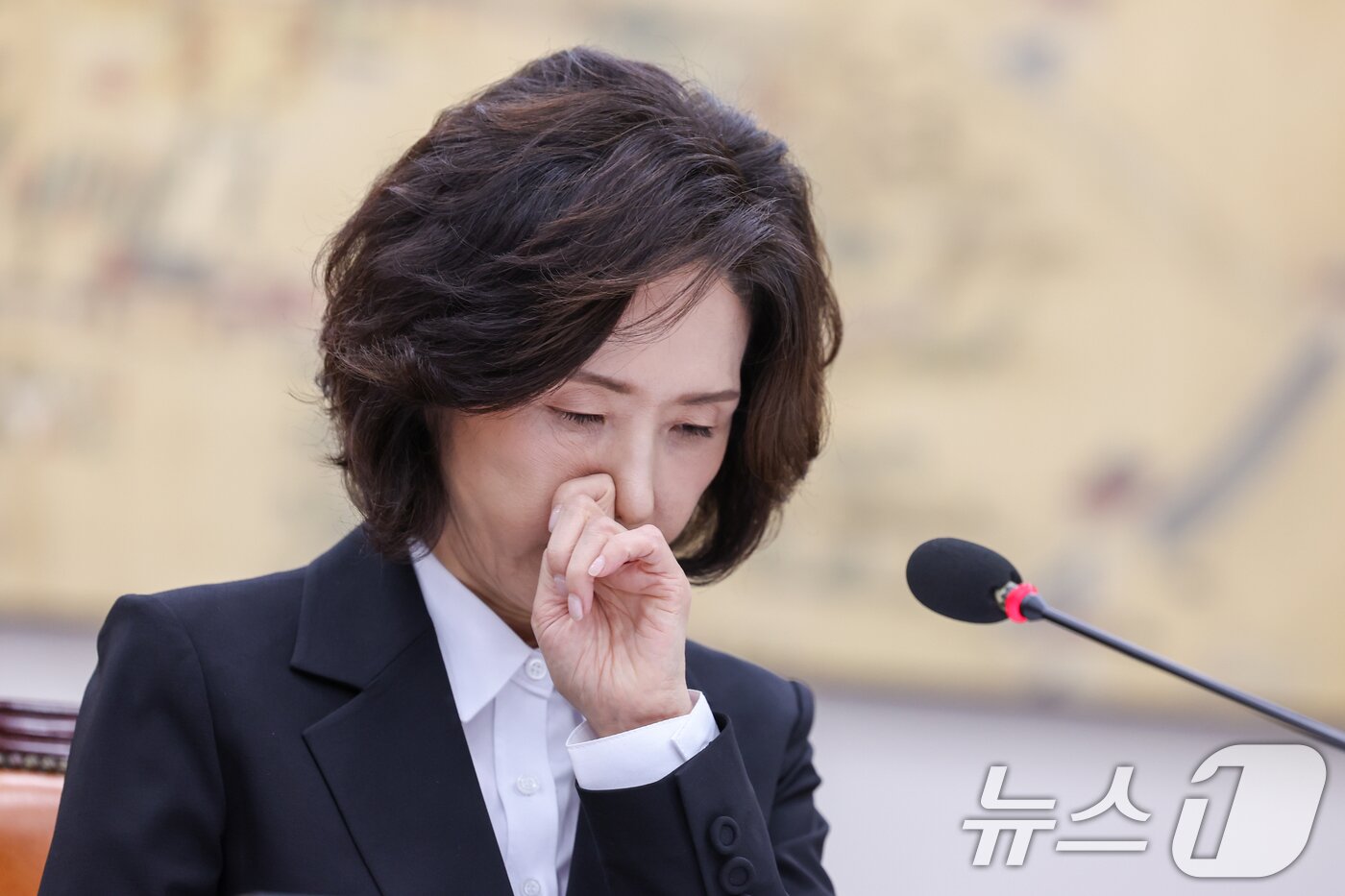 본문 이미지 - 이진숙 사회부총리 겸 교육부 장관 후보자가 16일 오전 서울 여의도 국회 교육위원회에서 열린 인사청문회에 출석해 여야 의원들의 의사진행 발언을 듣고 있다. 2025.7.16/뉴스1 ⓒ News1 안은나 기자