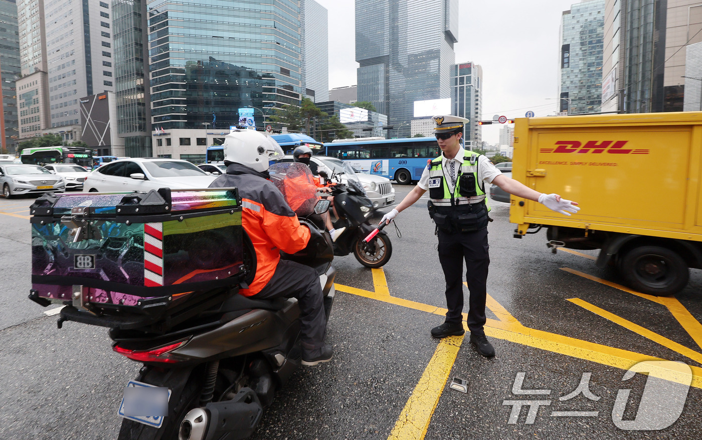(서울=뉴스1) 박지혜 기자 = 교통경찰이 16일 서울 강남역 사거리에서 5대 반칙 운전과 이륜차 무질서 운행 집중 단속을 하고 있다.경찰은 8월까지 계도기간을 거친 뒤 9월부터 …