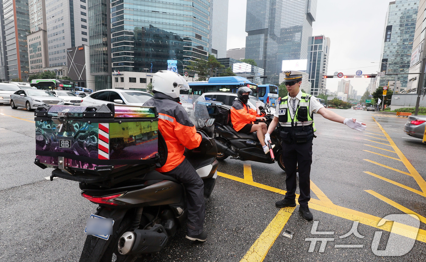 (서울=뉴스1) 박지혜 기자 = 교통경찰이 16일 서울 강남역 사거리에서 5대 반칙 운전과 이륜차 무질서 운행 집중 단속을 하고 있다.경찰은 8월까지 계도기간을 거친 뒤 9월부터 …