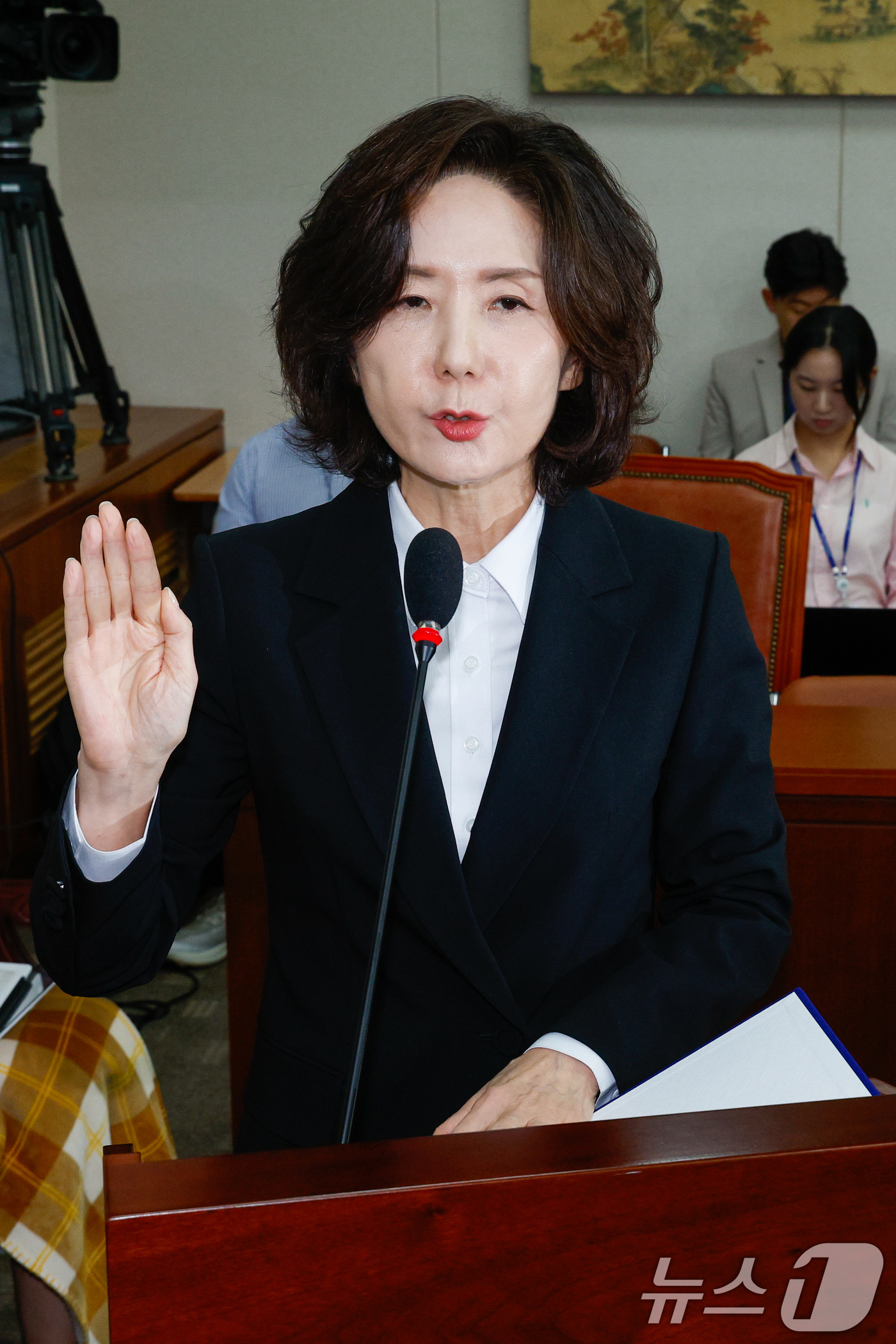 (서울=뉴스1) 안은나 기자 = 이진숙 사회부총리 겸 교육부 장관 후보자가 16일 오전 서울 여의도 국회 교육위원회에서 열린 인사청문회에 출석해 선서하고 있다. 2025.7.16/ …