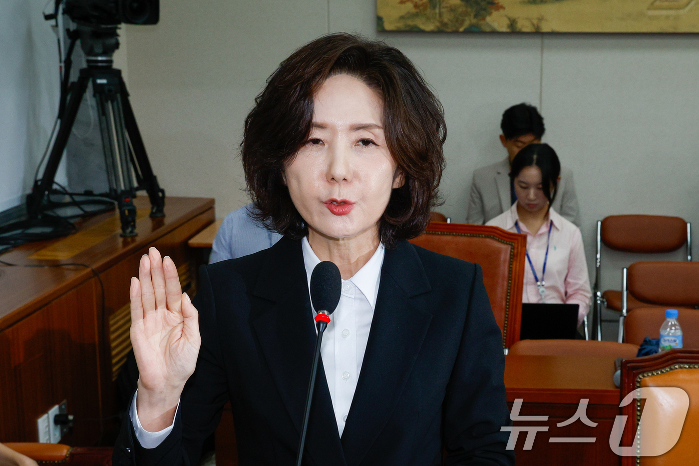 (서울=뉴스1) 안은나 기자 = 이진숙 사회부총리 겸 교육부 장관 후보자가 16일 오전 서울 여의도 국회 교육위원회에서 열린 인사청문회에 출석해 선서하고 있다. 2025.7.16/ …