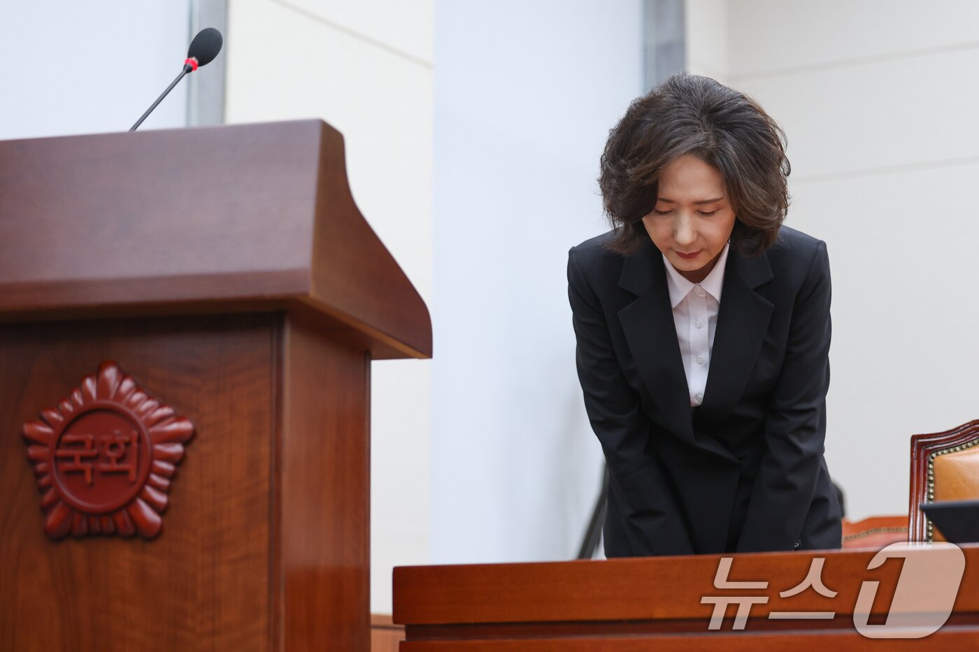 본문 이미지 - 이진숙 사회부총리 겸 교육부 장관 후보자가 16일 오전 서울 여의도 국회 교육위원회에서 열린 인사청문회에 출석해 모두 발언을 마친 뒤 인사하고 있다. 2025.7.16/뉴스1 ⓒ News1 안은나 기자