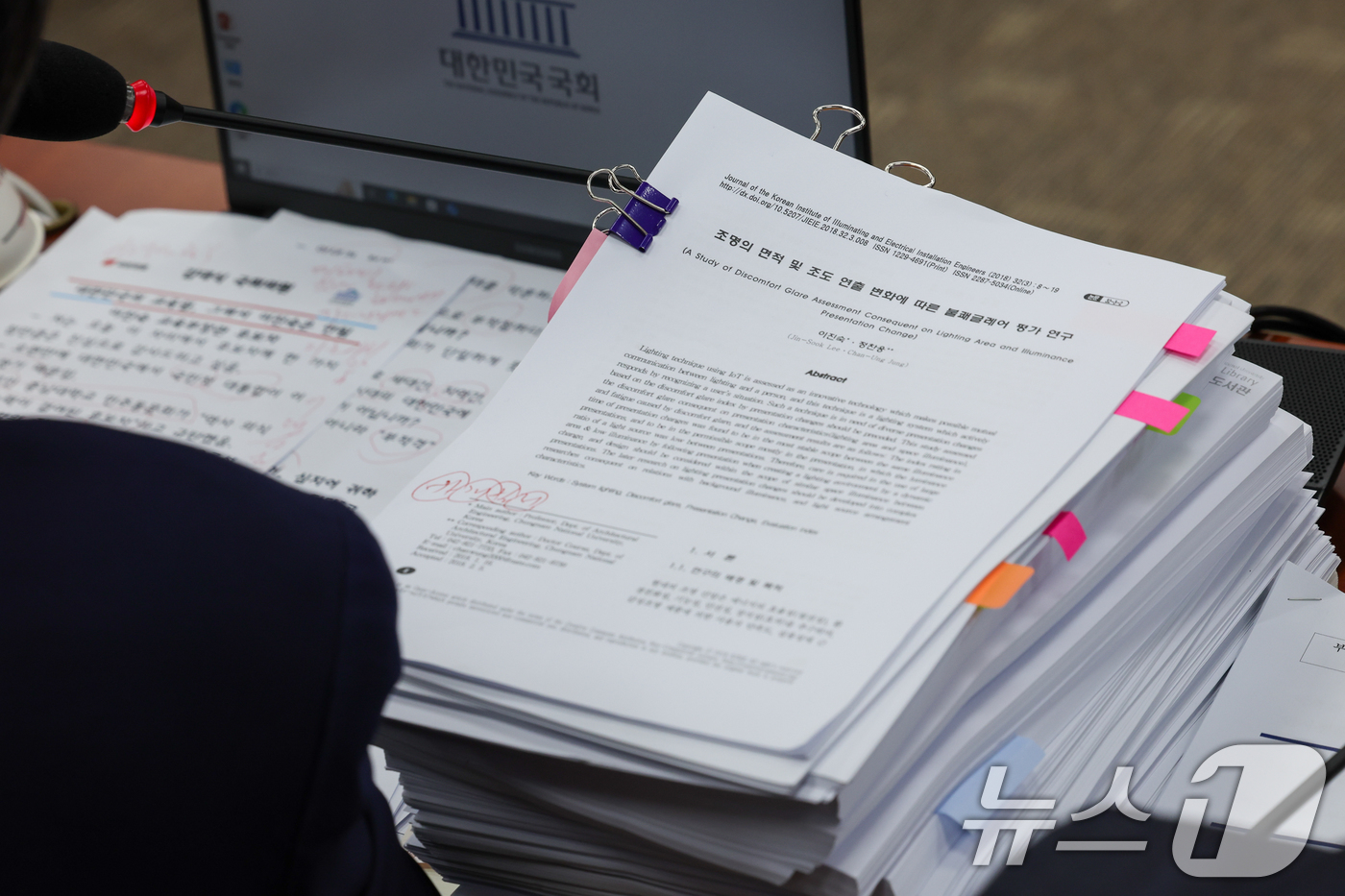 (서울=뉴스1) 안은나 기자 = 16일 오전 서울 여의도 국회 교육위원회에서 열린 이진숙 사회부총리 겸 교육부 장관 후보자 인사청문회에서 김대식 국민의힘 의원 자리에 이 후보자 논 …