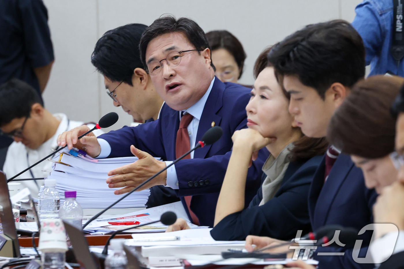 (서울=뉴스1) 안은나 기자 = 김대식 국민의힘 의원이 16일 오전 서울 여의도 국회 교육위원회에서 열린 이진숙 사회부총리 겸 교육부 장관 후보자 인사청문회에서 질의하고 있다. 2 …