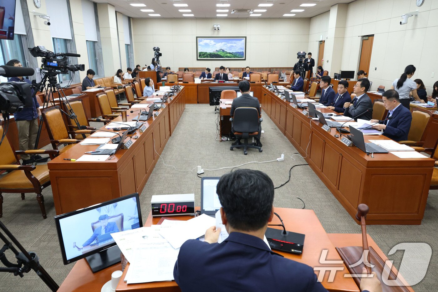 본문 이미지 - 16일 오전 서울 여의도 국회 환경노동위원회 전체회의장에서 열린 김영훈 고용노동부 장관 후보자 인사청문회에서 국민의힘 의원들이 퇴장해 자리가 비어있다. 이날 국민의힘 의원들은 김 후보자가 &#34;북한은 주적이 아니라고 정동영 통일부 장관 후보자도 말씀하셨다. 거기에 동의한다＂고 답한것과 관련해 북한에 대한 인식을 명확히 정리해 소명해야 한다고 주장하며 청문회장을 퇴장했다. 2025.7.16/뉴스1 ⓒ News1 이광호 기자