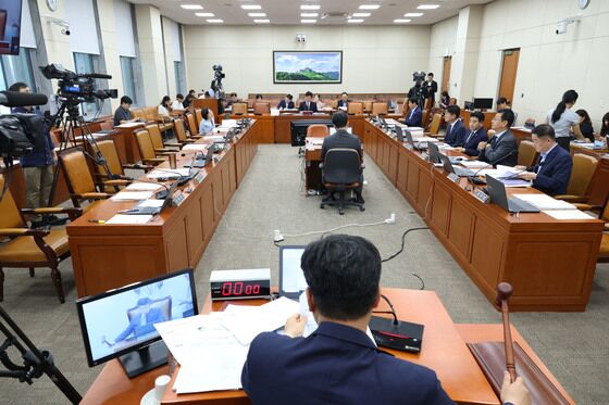 [기자의 눈] '주적 논란'과 처형의 전짓불