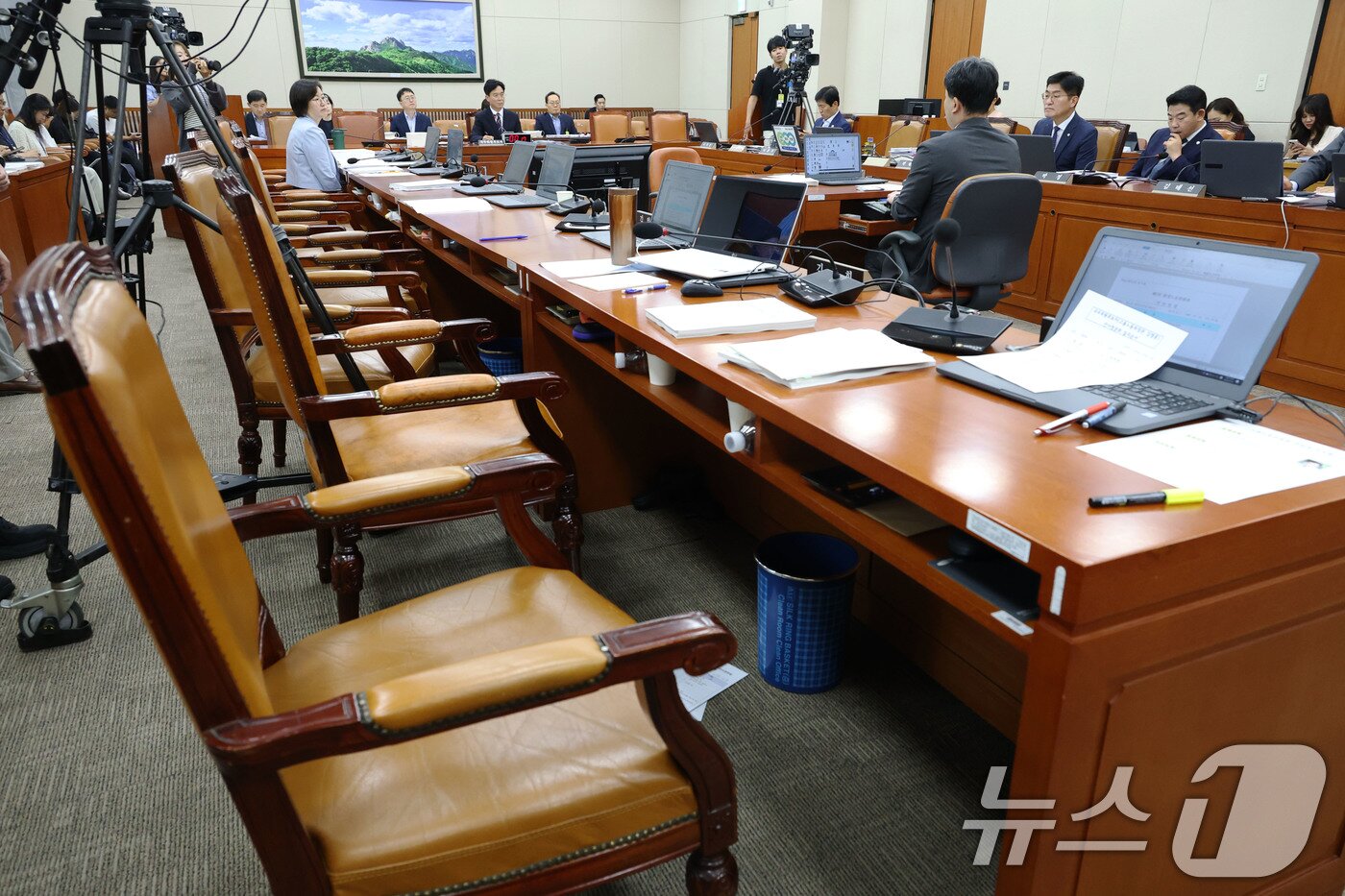 본문 이미지 - 16일 오전 서울 여의도 국회 환경노동위원회 전체회의장에서 열린 김영훈 고용노동부 장관 후보자 인사청문회에서 국민의힘 의원들이 퇴장해 자리가 비어있다. 이날 국민의힘 의원들은 김 후보자가 &#34;북한은 주적이 아니라고 정동영 통일부 장관 후보자도 말씀하셨다. 거기에 동의한다＂고 답한것과 관련해 북한에 대한 인식을 명확히 정리해 소명해야 한다고 주장하며 청문회장을 퇴장했다. 2025.7.16/뉴스1 ⓒ News1 이광호 기자