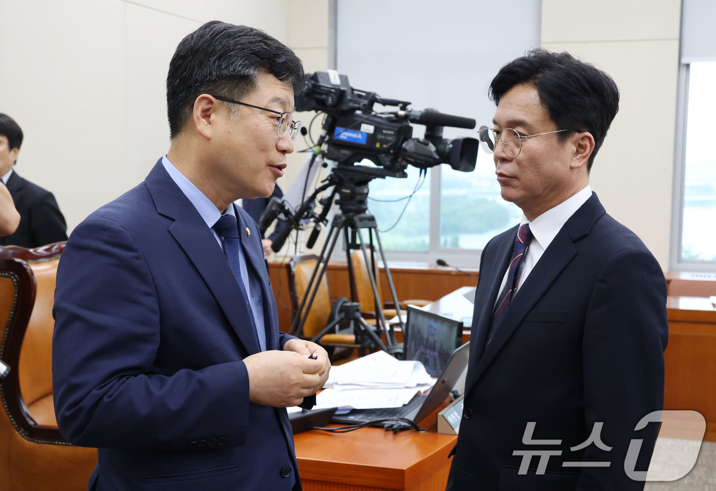 (서울=뉴스1) 이광호 기자 = 김영훈 고용노동부장관 후보자가 16일 오전 서울 여의도 국회 환경노동위원회 전체회의장에서 열린 인사청문회가 정회된 후 안호영 위원장과 대화하고 있다 …