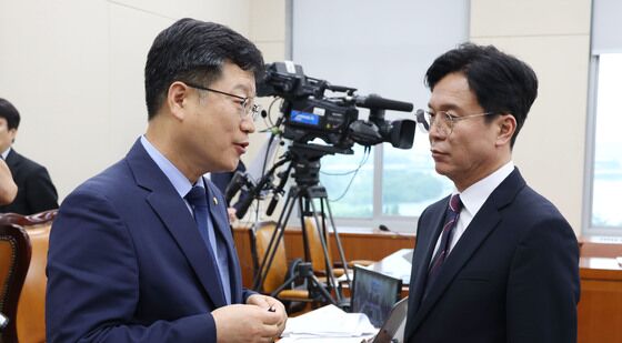 대화하는 안호영 환노위원장과 김영훈 후보자