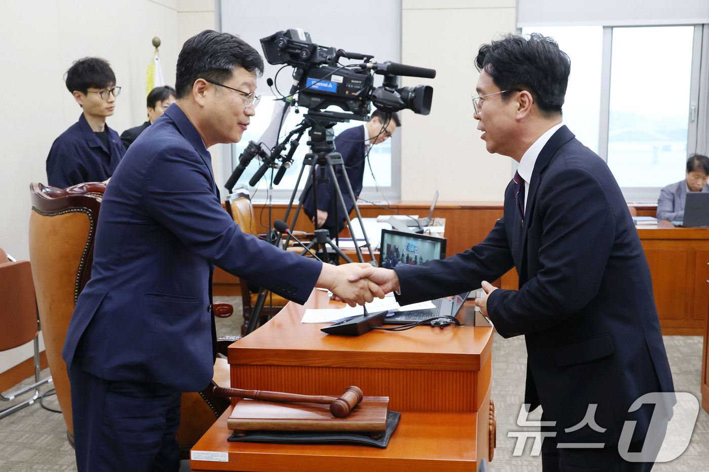 (서울=뉴스1) 이광호 기자 = 김영훈 고용노동부장관 후보자가 16일 오전 서울 여의도 국회 환경노동위원회 전체회의장에서 열린 인사청문회가 정회된 후 안호영 위원장과 인사나누고 있 …