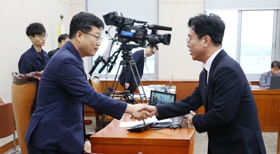 인사나누는 안호영 위원장과 김영훈 후보자