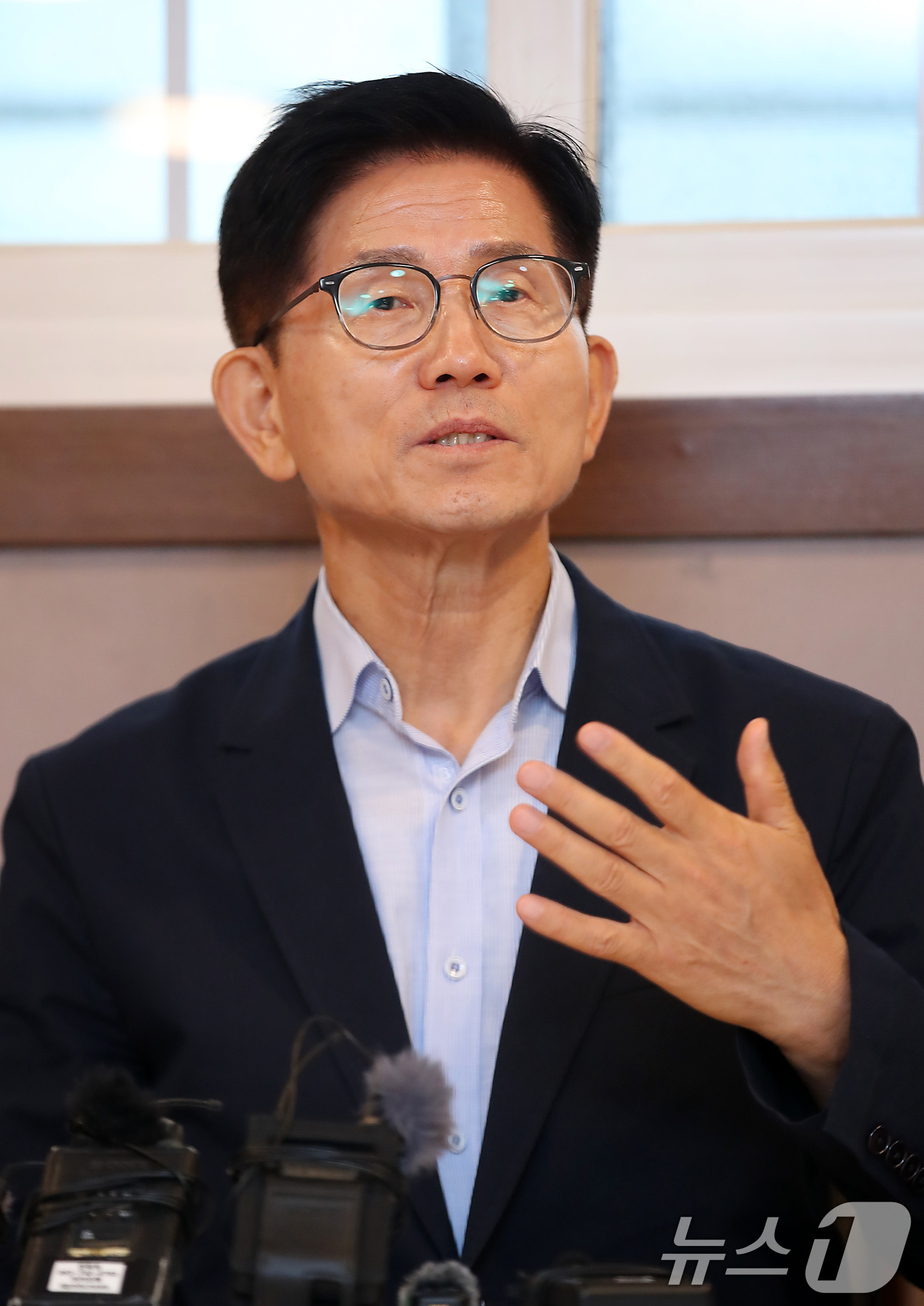 (대구=뉴스1) 공정식 기자 = 대선 이후 두 번째 대구를 찾은 김문수 전 고용노동부 장관이 16일 오후 대구 수성구 한 음식점에서 열린 간담회에 참석해 발언하고 있다. 2025. …