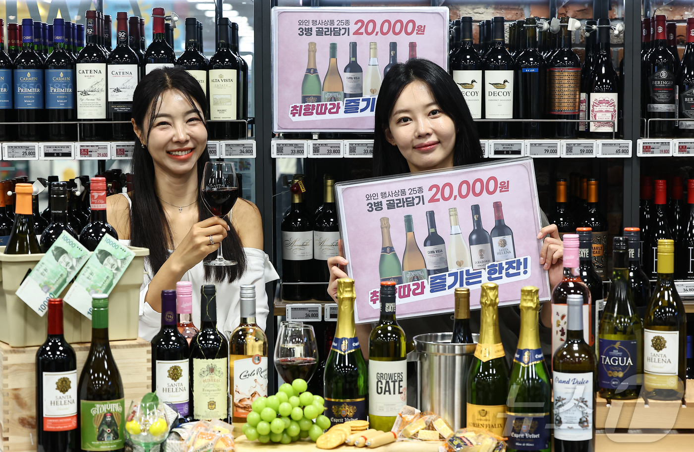 (서울=뉴스1) 김도우 기자 = 16일 서울 이마트 용산점에서 모델들이 와인을 소개하고 있다.이마트는 오는 17일부터 31일까지 7,800원부터 15,800원까지 25종의 와인 중 …