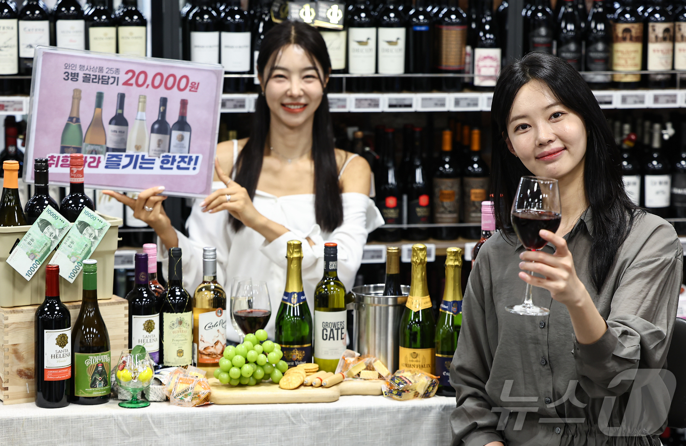 (서울=뉴스1) 김도우 기자 = 16일 서울 이마트 용산점에서 모델들이 와인을 소개하고 있다.이마트는 오는 17일부터 31일까지 7,800원부터 15,800원까지 25종의 와인 중 …