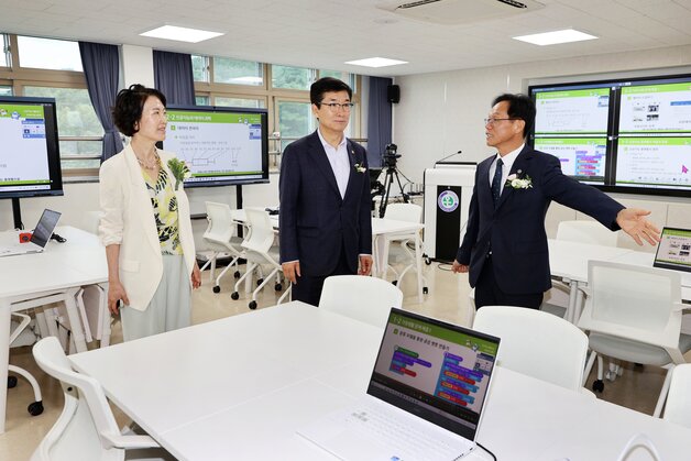 본문 이미지 - 충북온라인학교 시설을 둘러보는 윤건영 충북교육감(가운데)과 충북교육청 직원들.(충북교육청 제공. 재판매 및 DB금지)/뉴스1