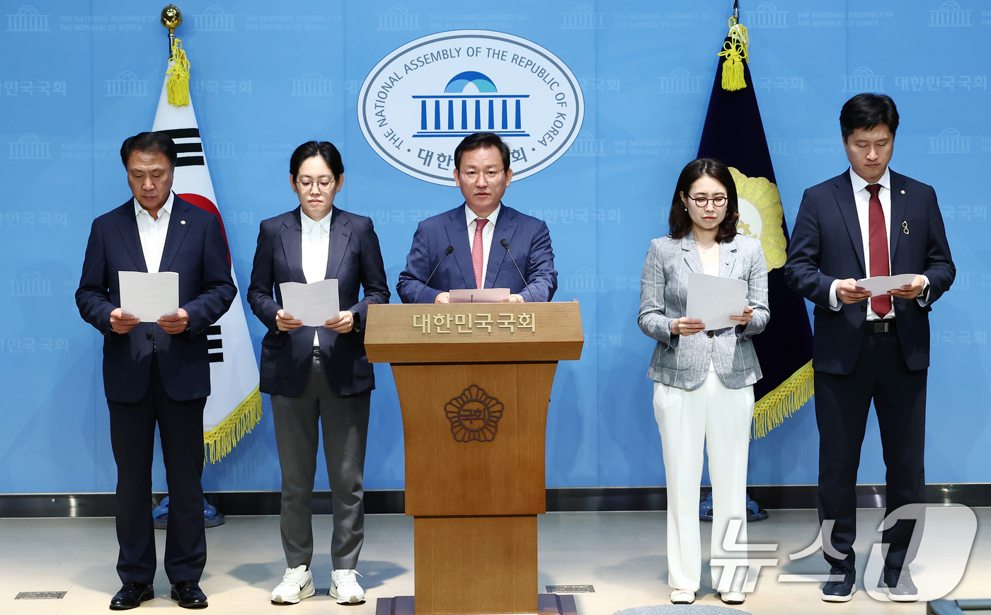 (서울=뉴스1) 김민지 기자 = 국회 환경노동위원회 소속 국민의힘 김형동 간사를 비롯한 위원들이 16일 서울 여의도 국회 소통관에서 김영훈 고용노동부 장관 후보자의 대북관 관련 기 …