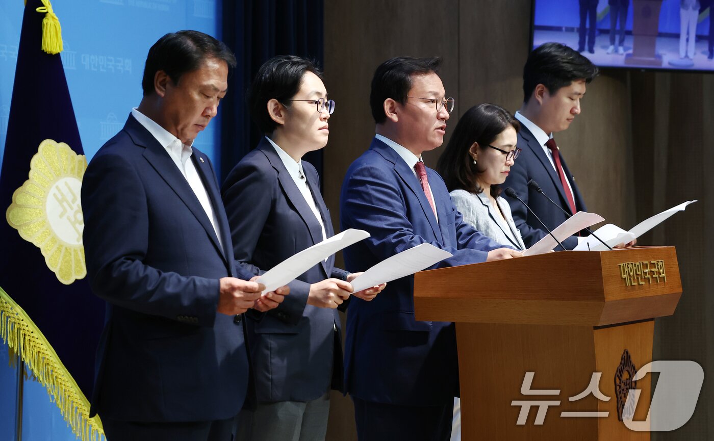 본문 이미지 - 국회 환경노동위원회 소속 국민의힘 김형동 간사를 비롯한 위원들이 16일 서울 여의도 국회 소통관에서 김영훈 고용노동부 장관 후보자의 대북관 관련 기자회견을 하고 있다. 이날 김 후보자는 인사청문회에서 야당 의원의 질의에 &#34;북한은 주적이 아니다＂라는 입장을 밝혔다. 2025.7.16/뉴스1 ⓒ News1 김민지 기자