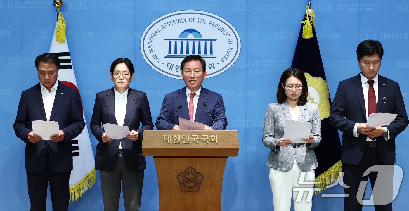 본문 이미지 - 국회 환경노동위원회 소속 국민의힘 김형동 간사를 비롯한 위원들이 16일 서울 여의도 국회 소통관에서 김영훈 고용노동부 장관 후보자의 대북관 관련 기자회견을 하고 있다. 이날 김 후보자는 인사청문회에서 야당 의원의 질의에 &#34;북한은 주적이 아니다＂라는 입장을 밝혔다. 2025.7.16/뉴스1 ⓒ News1 김민지 기자