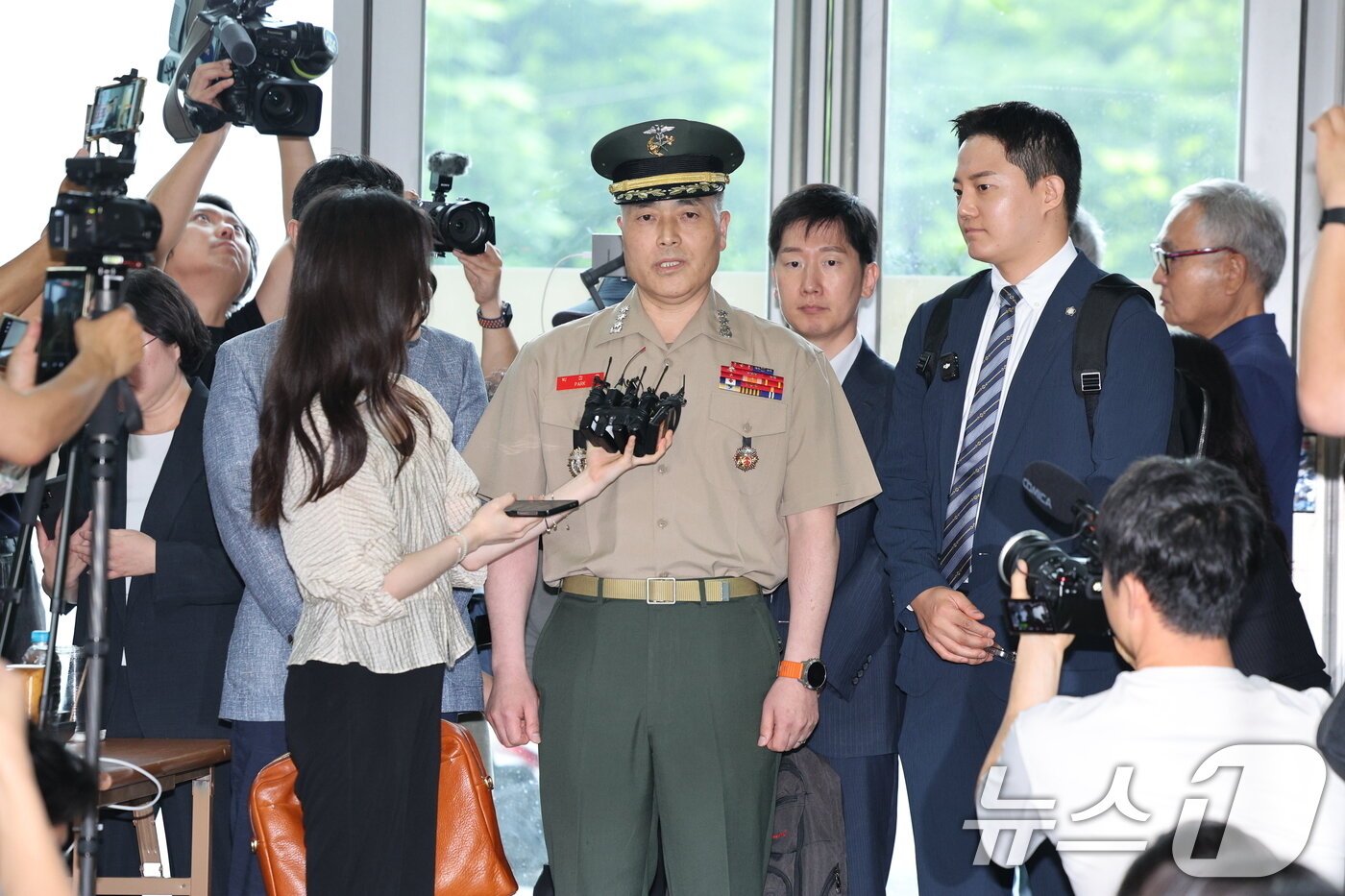 본문 이미지 - 해병대 수사단장인 박정훈 대령이 16일 오후 서울 서초구 이명현 순직해병특검 사무실에 참고인 신분으로 조사를 받기위해 출석하고 있다. 2025.7.16/뉴스1 ⓒ News1 신웅수 기자