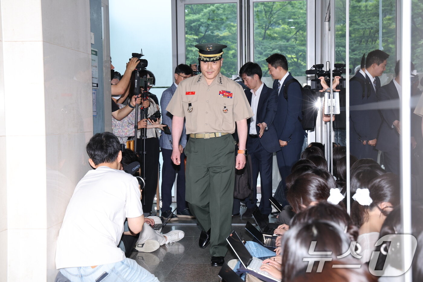 본문 이미지 - 해병대 수사단장인 박정훈 대령이 16일 오후 서울 서초구 이명현 순직해병특검 사무실에 참고인 신분으로 조사를 받기위해 출석하고 있다. 2025.7.16/뉴스1 ⓒ News1 신웅수 기자