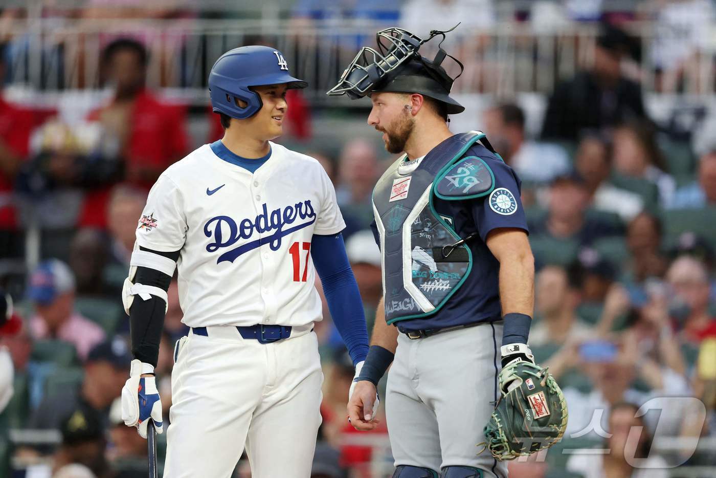 본문 이미지 - 16일&#40;한국시간&#41; 열린 2025 메이저리그 올스타전에 출전한 오타니 쇼헤이&#40;왼쪽&#41;와 칼 롤리. ⓒ AFP=뉴스1