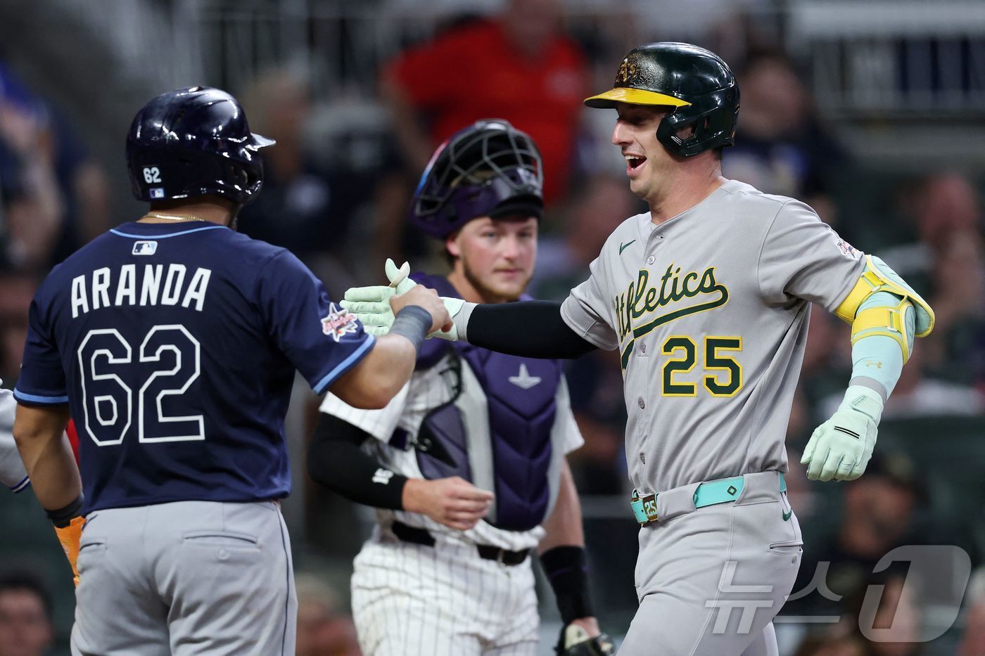 본문 이미지 - 아메리칸리그 올스타의 브렌트 루커&#40;오른쪽&#41;가 16일&#40;한국시간&#41; 열린 2025 메이저리그 올스타전에서 7회초 3점 홈런을 터뜨렸다. ⓒ AFP=뉴스1