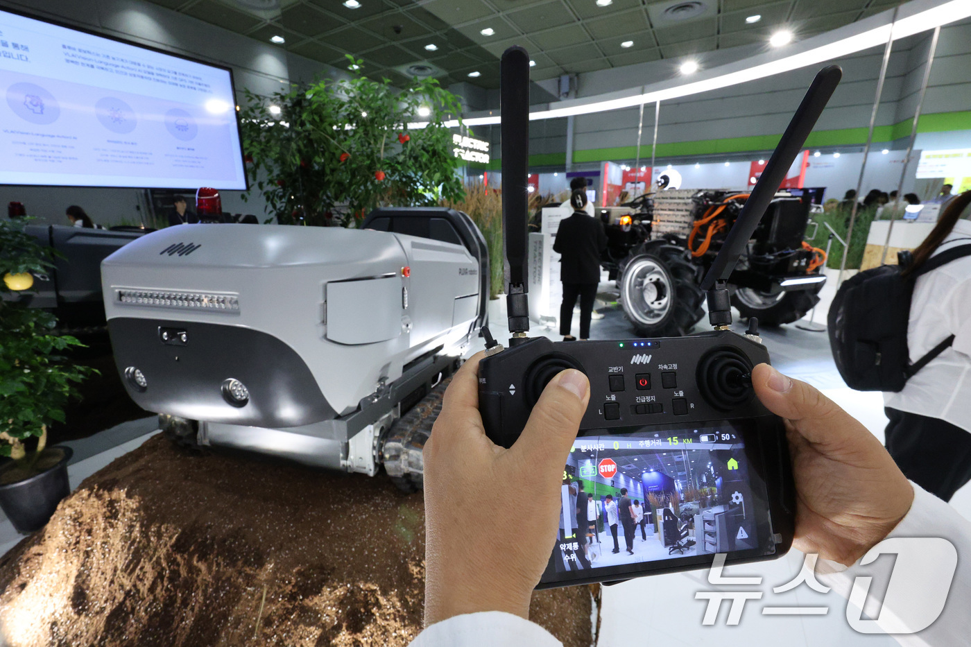 (서울=뉴스1) 신웅수 기자 = 16일 서울 강남구 코엑스에서 열린 제3회 농식품테크 스타트업 창업박람회에서 관람객들이 무인 자율 방제 로봇을 살펴보고 있다.농식품 분야 첨단기술을 …