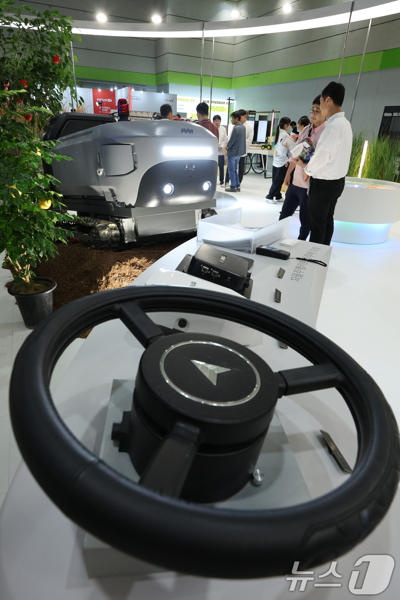 (서울=뉴스1) 신웅수 기자 = 16일 서울 강남구 코엑스에서 열린 제3회 농식품테크 스타트업 창업박람회에서 관람객들이 무인 자율 방제 로봇을 살펴보고 있다.농식품 분야 첨단기술을 …