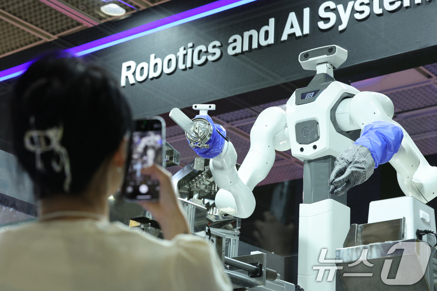 (서울=뉴스1) 신웅수 기자 = 16일 서울 강남구 코엑스에서 열린 제3회 농식품테크 스타트업 창업박람회에서 관람객이 농축산업에 활용되는 로봇을 살펴보고 있다.농식품 분야 첨단기술 …