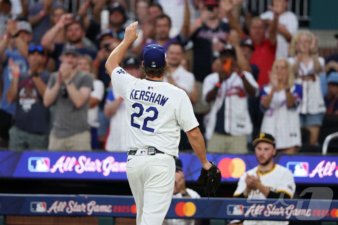 본문 이미지 - 16일&#40;한국시간&#41; 열린 2025 메이저리그 올스타전에 출전한 클레이턴 커쇼. ⓒ AFP=뉴스1