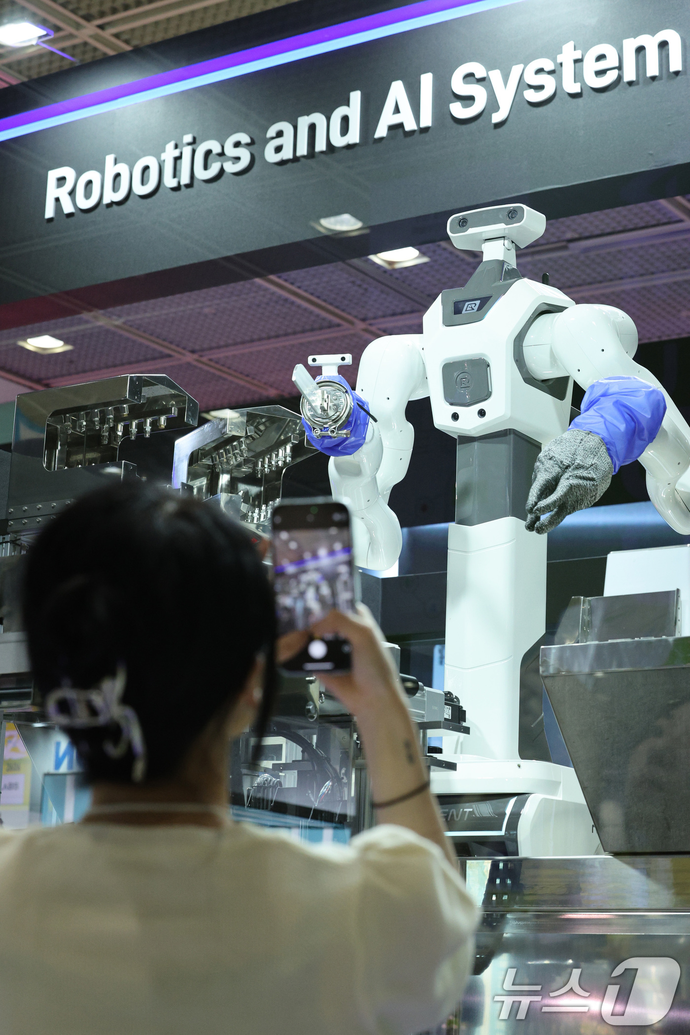 (서울=뉴스1) 신웅수 기자 = 16일 서울 강남구 코엑스에서 열린 제3회 농식품테크 스타트업 창업박람회에서 관람객이 농축산업에 활용되는 로봇을 살펴보고 있다.농식품 분야 첨단기술 …