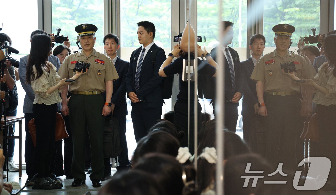 본문 이미지 - 해병대 수사단장인 박정훈 대령이 16일 오후 서울 서초구 이명현 순직해병특검 사무실에 참고인 신분으로 출석하고 있다. 2025.7.16/뉴스1 ⓒ News1 신웅수 기자