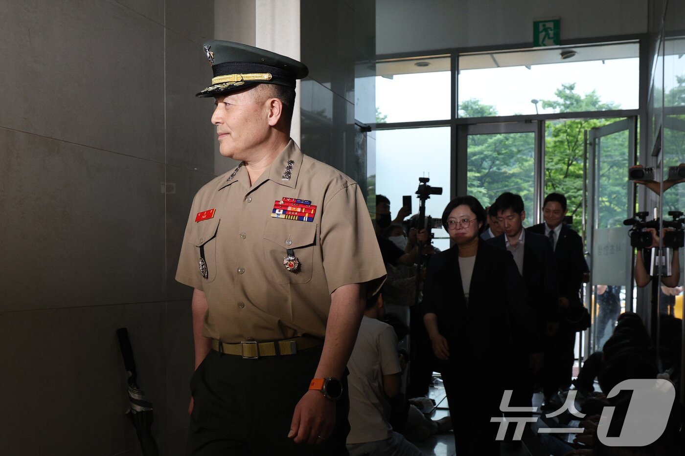 본문 이미지 - 해병대 수사단장인 박정훈 대령이 16일 오후 서울 서초구 이명현 순직해병특검 사무실에 참고인 신분으로 출석하고 있다. 2025.7.16/뉴스1 ⓒ News1 신웅수 기자