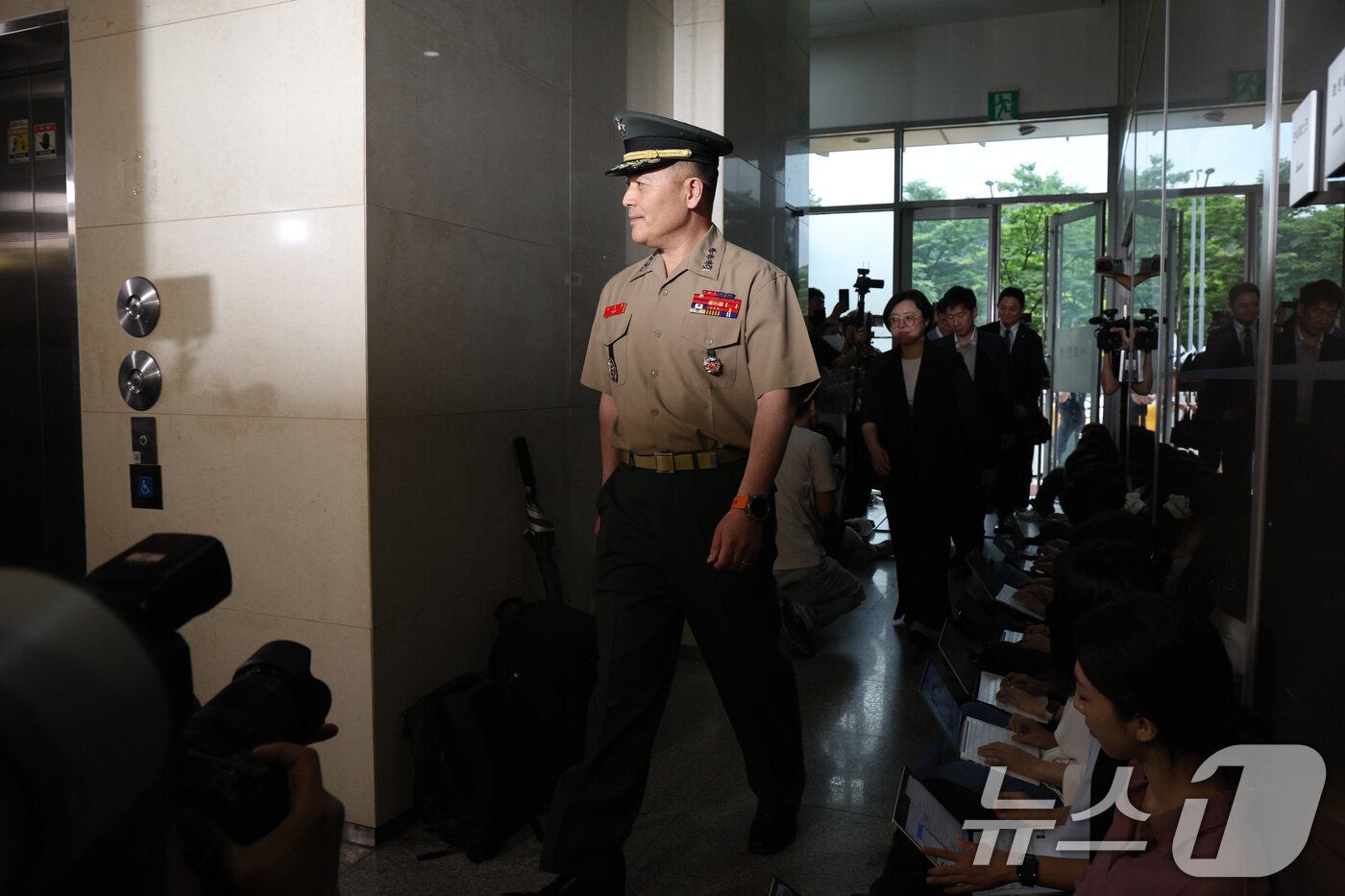 본문 이미지 - 해병대 수사단장인 박정훈 대령이 16일 오후 서울 서초구 이명현 순직해병특검 사무실에 참고인 신분으로 출석하고 있다. 2025.7.16/뉴스1 ⓒ News1 신웅수 기자