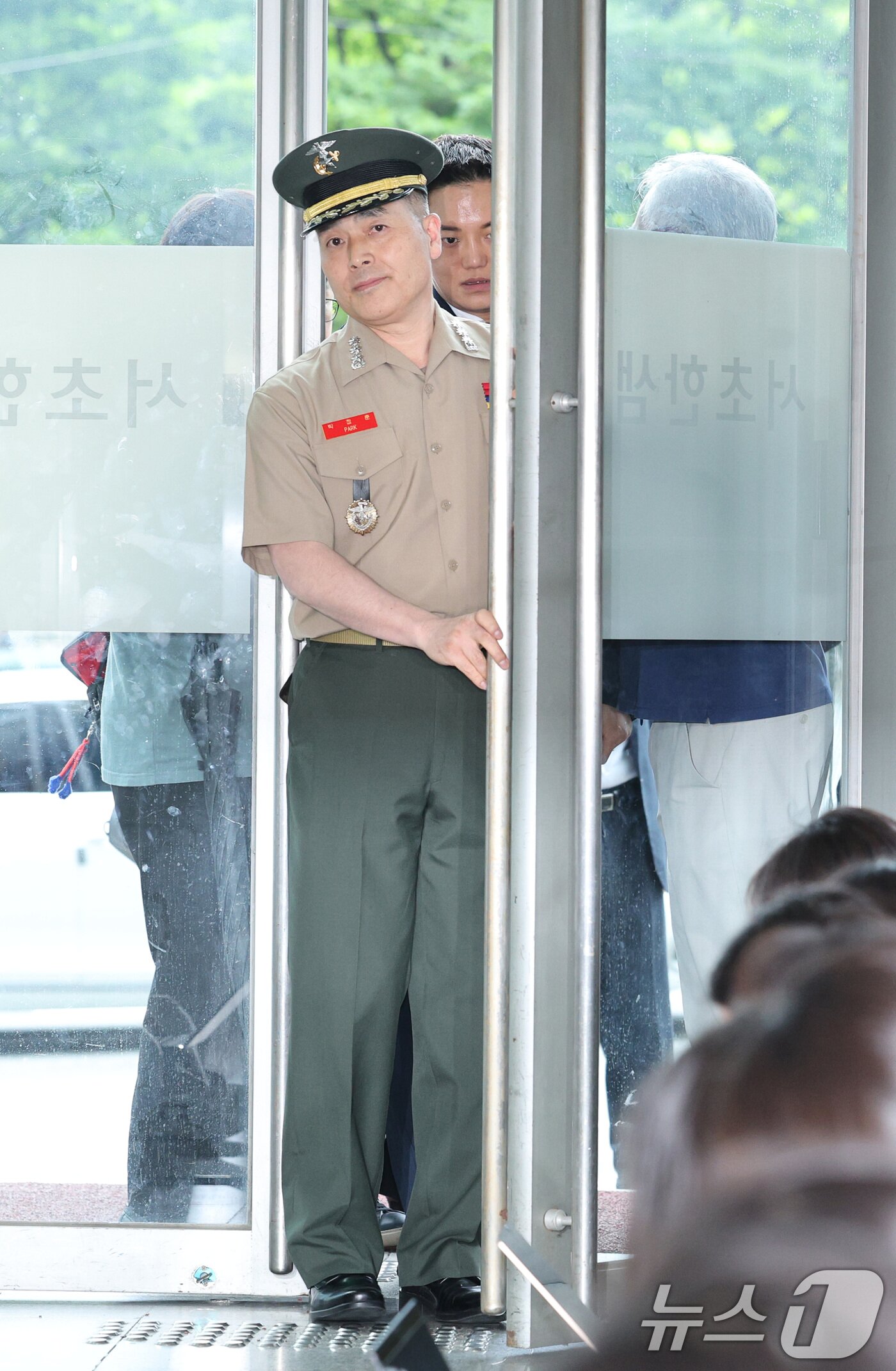 본문 이미지 - 해병대 수사단장인 박정훈 대령이 16일 오후 서울 서초구 이명현 순직해병특검 사무실에 참고인 신분으로 출석하고 있다. 2025.7.16/뉴스1 ⓒ News1 신웅수 기자