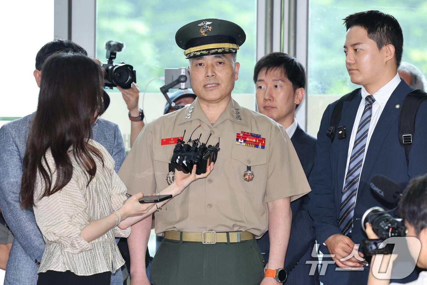 본문 이미지 - 해병대 수사단장인 박정훈 대령이 16일 오후 서울 서초구 이명현 순직해병특검 사무실에 참고인 신분으로 출석하고 있다. 2025.7.16/뉴스1 ⓒ News1 신웅수 기자