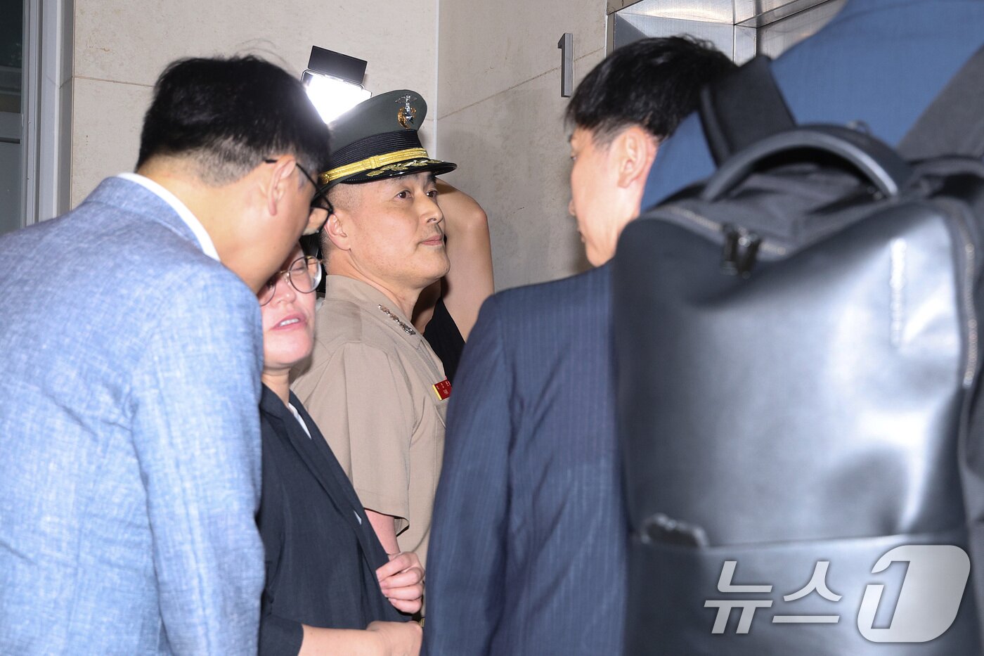 본문 이미지 - 해병대 수사단장인 박정훈 대령이 16일 오후 서울 서초구 이명현 순직해병특검 사무실에 참고인 신분으로 출석하고 있다. 2025.7.16/뉴스1 ⓒ News1 신웅수 기자