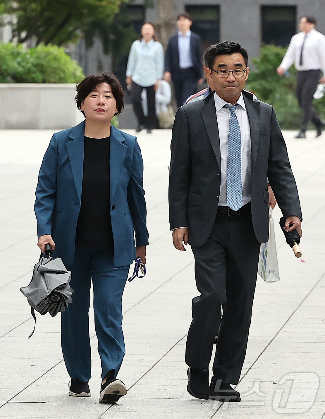 (서울=뉴스1) 김진환 기자 = 12·3 비상계엄' 관련 내란·외환 사건을 수사하는 내란특검팀 박지영 특검보와 장우성 특검보(오른쪽)이 16일 오후 서울 서초구 서울고등검찰청에 마 …