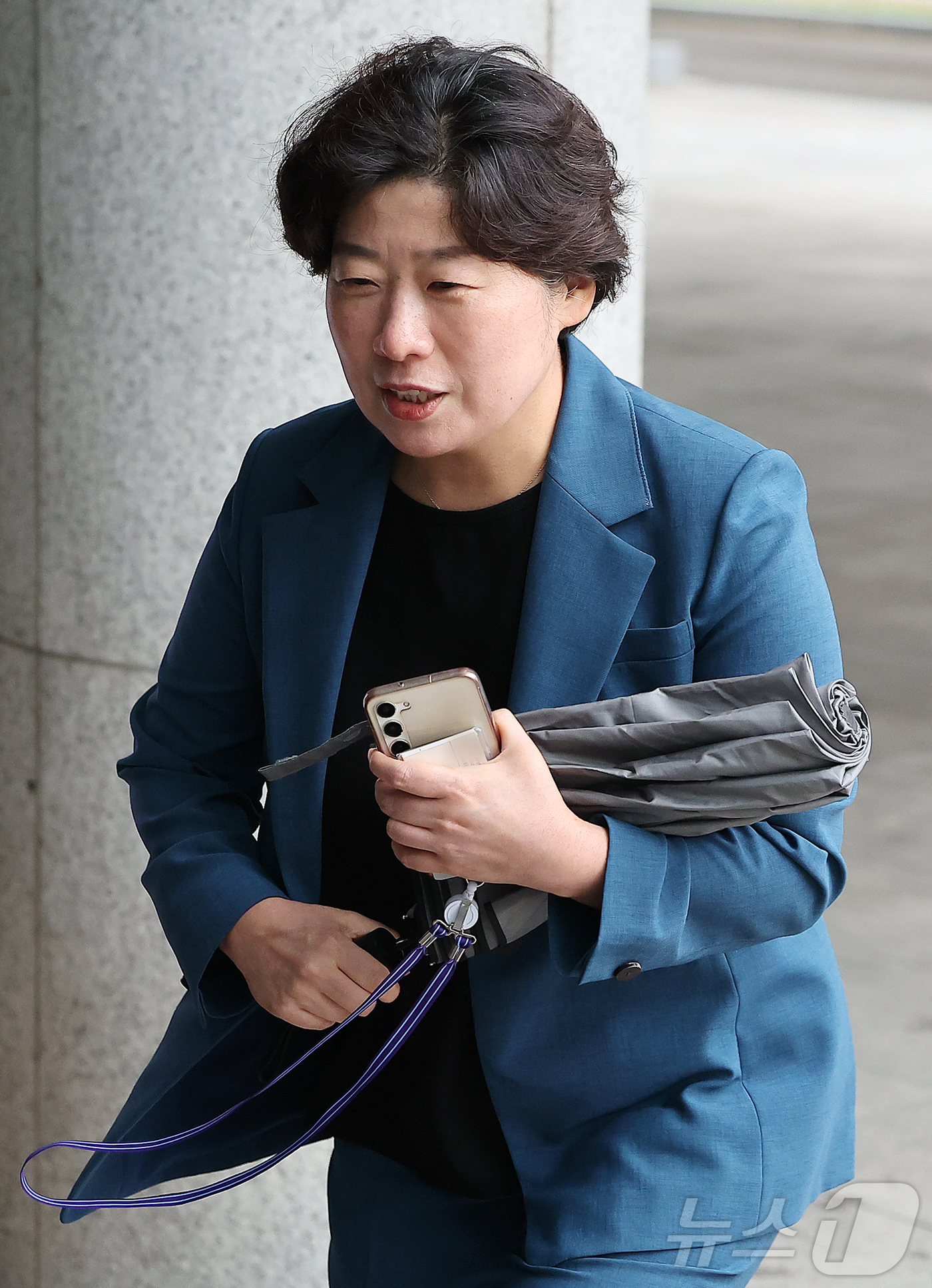 (서울=뉴스1) 김진환 기자 = 12·3 비상계엄' 관련 내란·외환 사건을 수사하는 내란특검팀 박지영 특검보가 16일 오후 서울 서초구 서울고등검찰청에 마련된 특검 사무실로 향하고 …