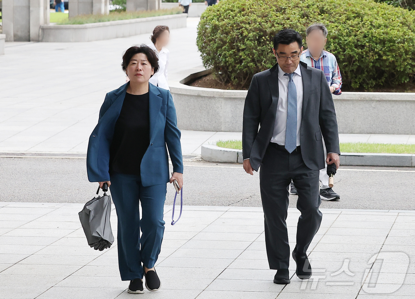 (서울=뉴스1) 김진환 기자 = 12·3 비상계엄' 관련 내란·외환 사건을 수사하는 내란특검팀 박지영 특검보와 장우성 특검보(오른쪽)이 16일 오후 서울 서초구 서울고등검찰청에 마 …