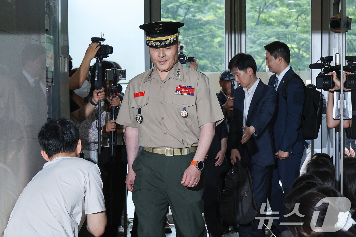 본문 이미지 - 해병대 수사단장인 박정훈 대령이 16일 오후 서울 서초구 이명현 순직해병특검 사무실에 참고인 신분으로 출석하고 있다. 2025.7.16/뉴스1 ⓒ News1 신웅수 기자