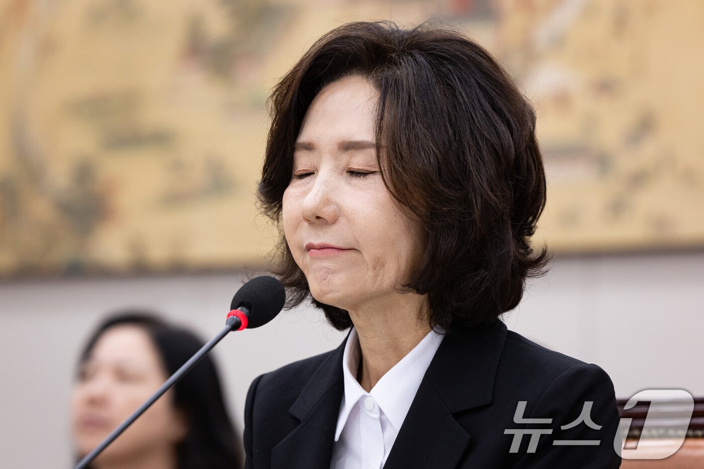 본문 이미지 - 이진숙 사회부총리 겸 교육부 장관 후보자가 16일 오전 서울 여의도 국회 교육위원회에서 열린 인사청문회에서 의원 질의를 들으며 눈을 감고 있다. 2025.7.16/뉴스1 ⓒ News1 유승관 기자