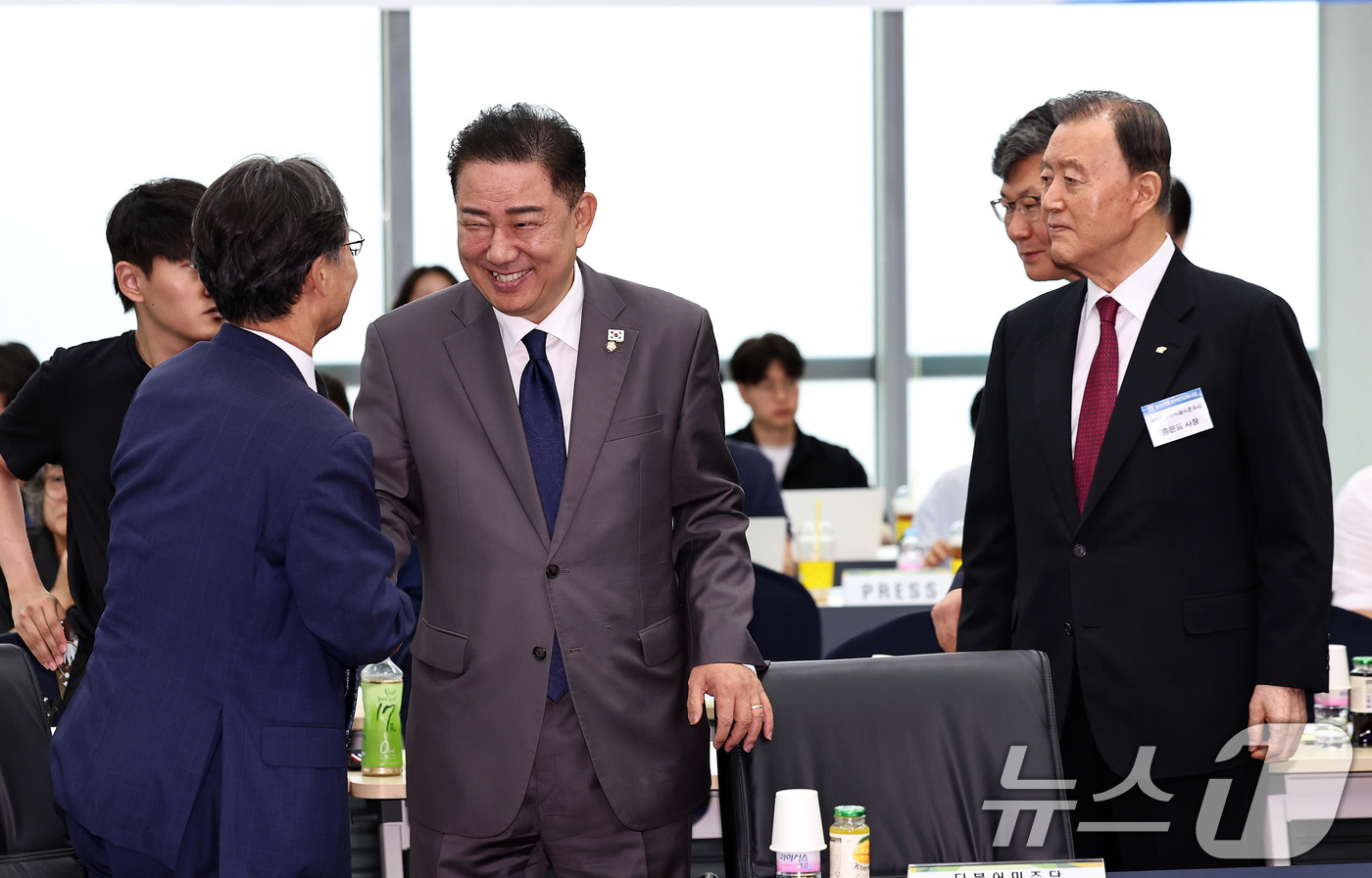 (서울=뉴스1) 구윤성 기자 = 더불어민주당 김병기 당대표 직무대행 겸 원내대표와 유동수 물가대책TF 위원장이 16일 오전 서울 서초구 aT센터 농수산물 온라인도매시장 종합상황실에 …