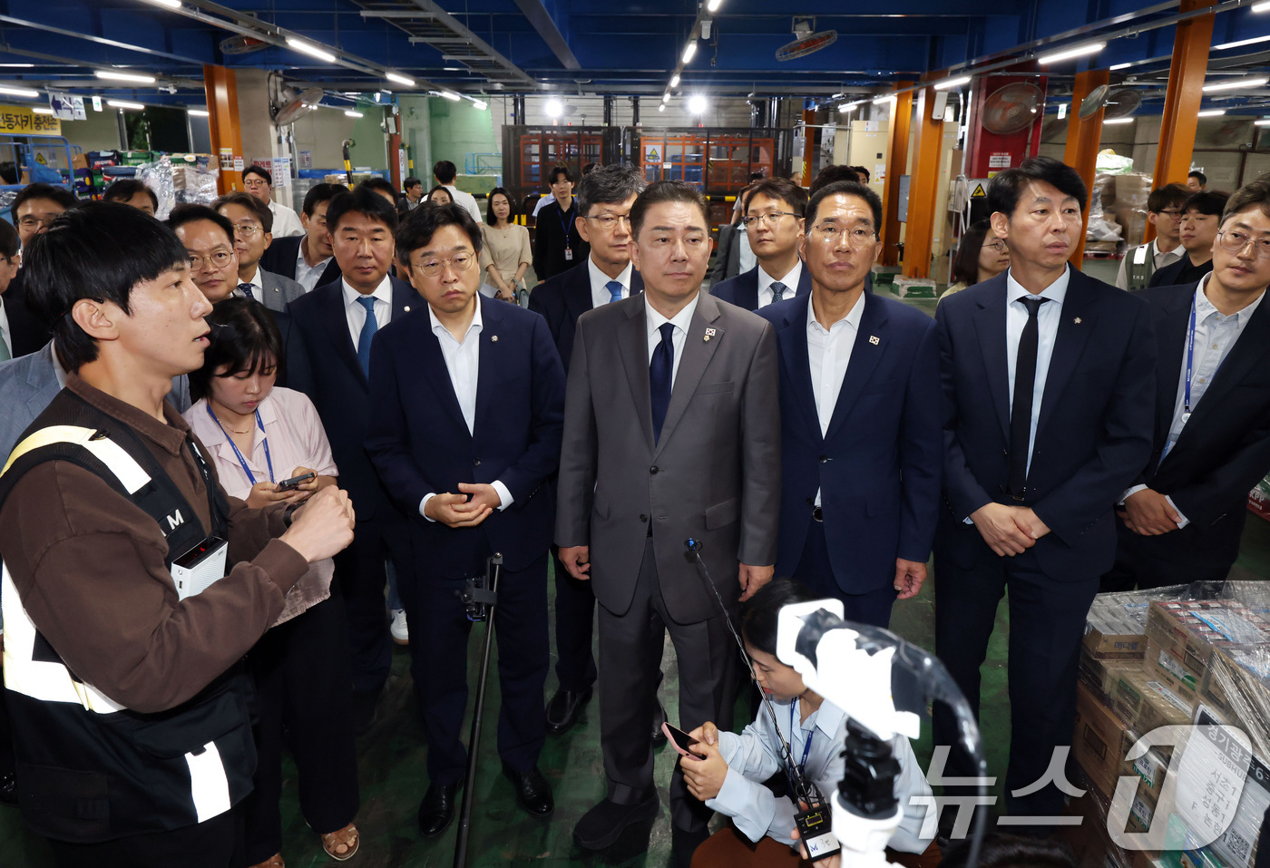 (서울=뉴스1) 구윤성 기자 = 김병기 더불어민주당 당대표 직무대행 겸 원내대표가 16일 오전 서울 서초구 쿠팡 서초1캠프를 방문해 작업장을 둘러보고 있다. (공동취재) 2025. …