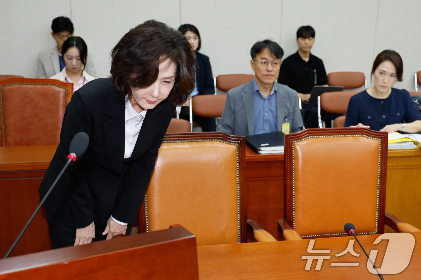 (서울=뉴스1) 안은나 기자 = 이진숙 사회부총리 겸 교육부 장관 후보자가 16일 오전 서울 여의도 국회 교육위원회에서 열린 인사청문회에서 선서에 앞서 인사하고 있다. 2025.7 …