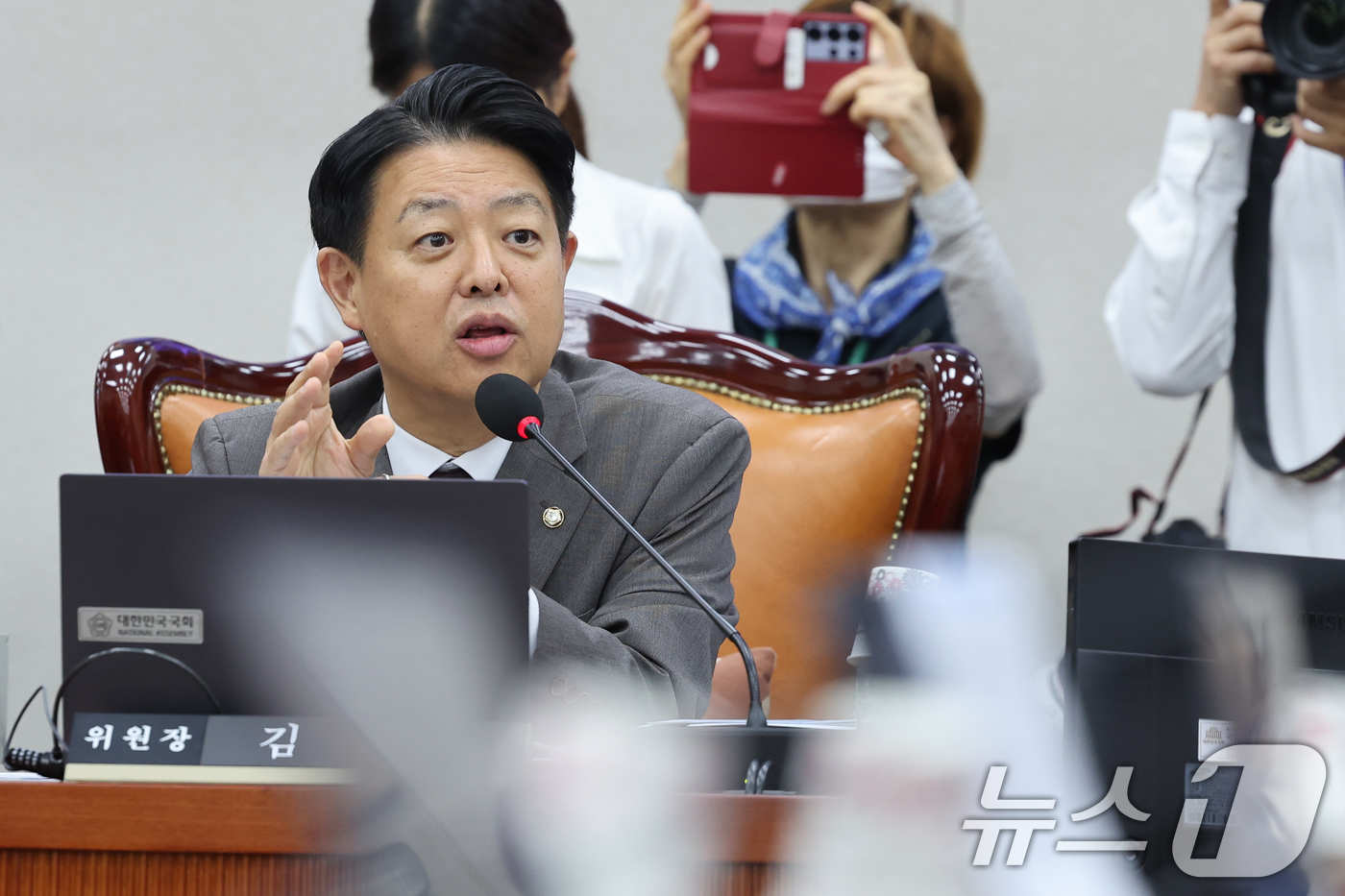 (서울=뉴스1) 안은나 기자 = 김영호 국회 교육위원장이 16일 오전 서울 여의도 국회에서 열린 이진숙 사회부총리 겸 교육부 장관 후보자 인사청문회에서 발언하고 있다. 2025.7 …