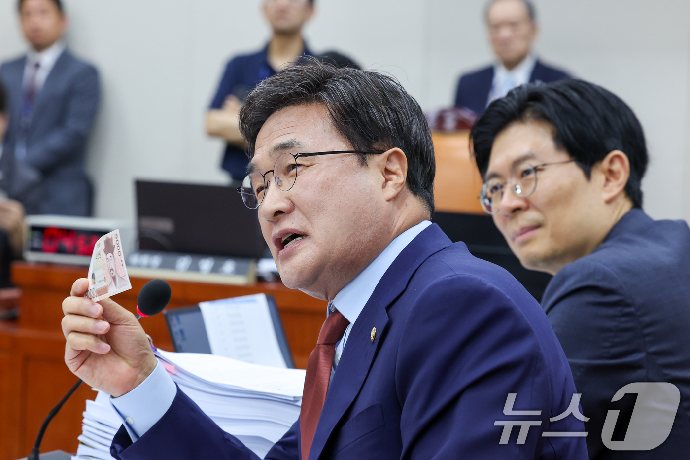 (서울=뉴스1) 안은나 기자 = 김대식 국민의힘 의원이 16일 오전 서울 여의도 국회 교육위원회에서 열린 이진숙 사회부총리 겸 교육부 장관 후보자 인사청문회에서 질의 중 율곡 이이 …