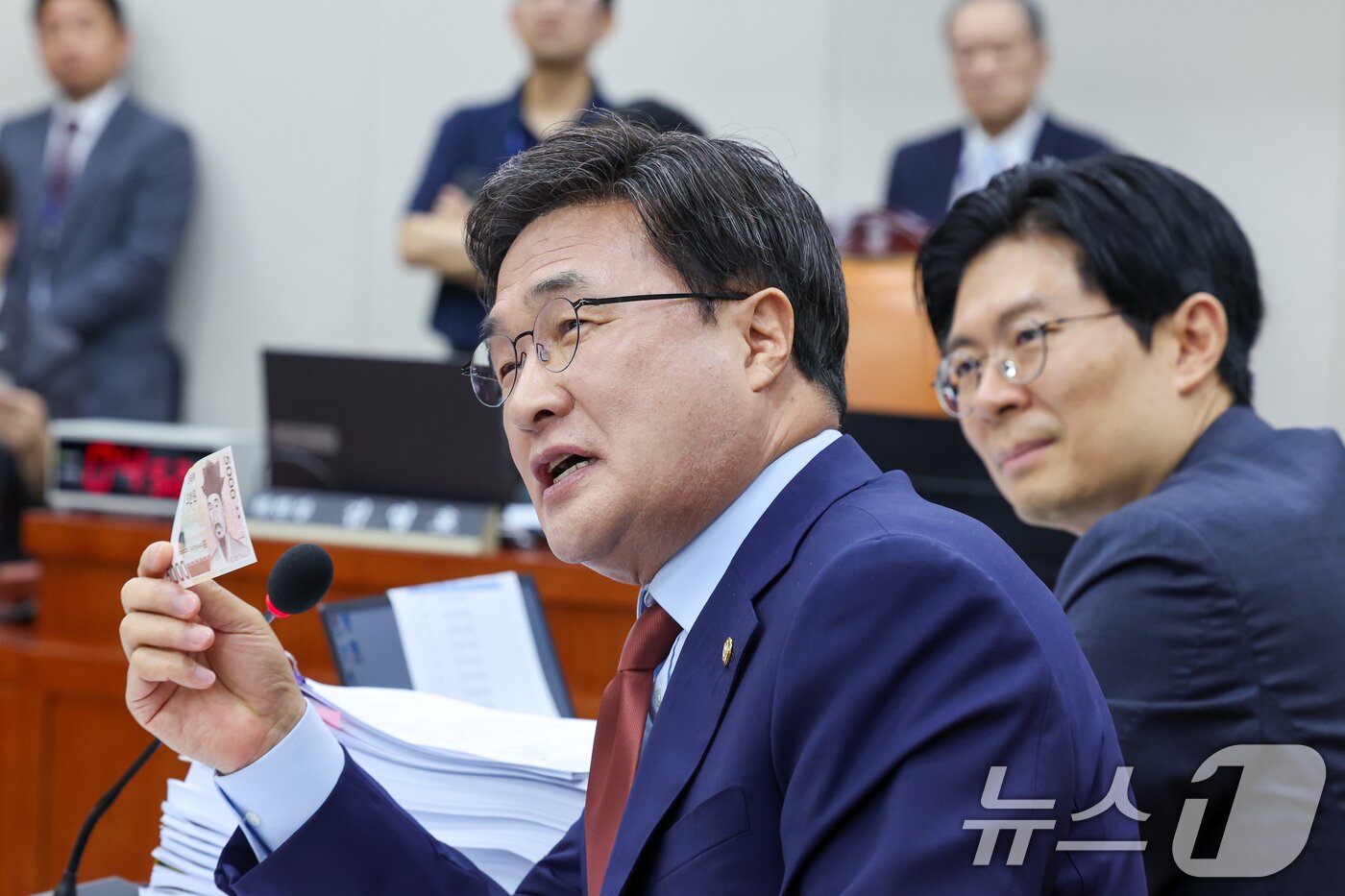 본문 이미지 - 김대식 국민의힘 의원이 16일 오전 서울 여의도 국회 교육위원회에서 열린 이진숙 사회부총리 겸 교육부 장관 후보자 인사청문회에서 질의 중 율곡 이이 도안이 새겨진 5천원권 지폐를 든채 질의하고 있다. 2025.7.16/뉴스1 ⓒ News1 안은나 기자